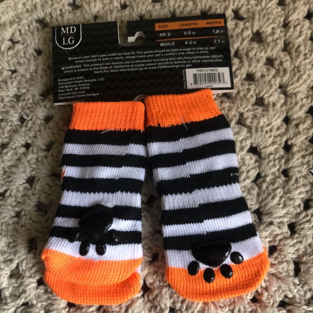 Spooky Pet Socks with Pumpkin Design - Picture 5 of 8